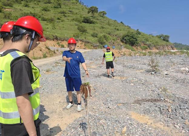 外排土场参观土地复垦